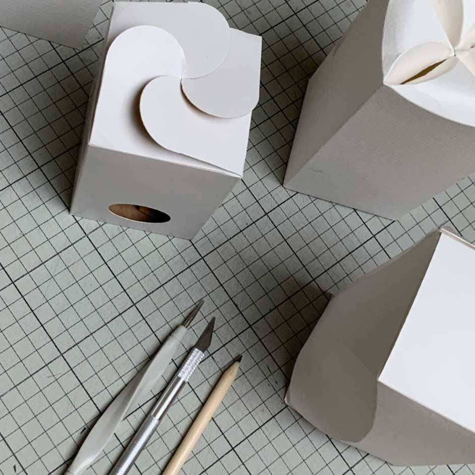 maquettes de packaging vierges aux formes organiques