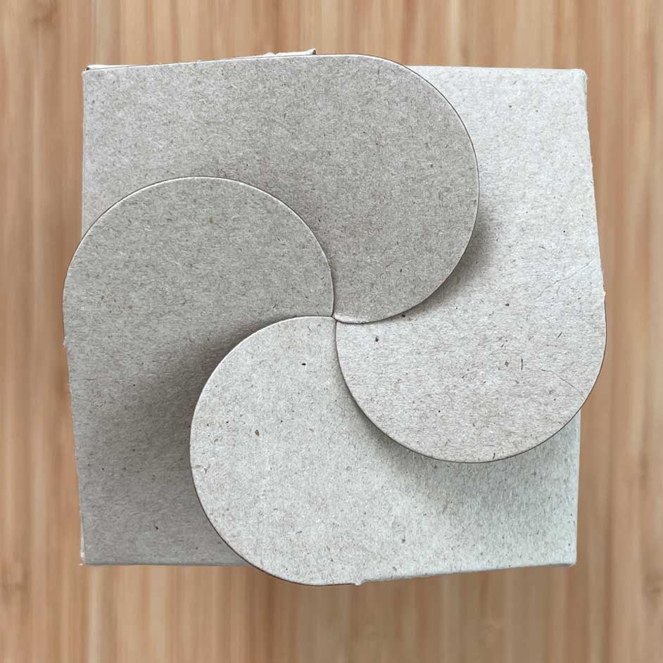 Maquette de packaging en carton avec une ouverture en forme de pétale. Vue de dessus.