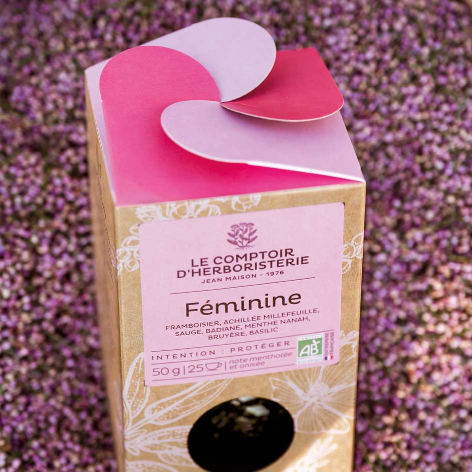 vue d'ensemble d'un packaging entouré de fleurs de bruyère