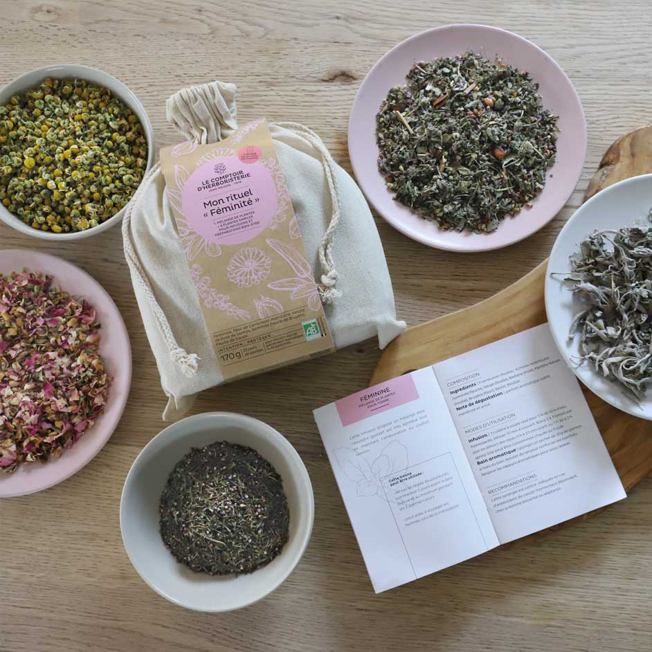 Pochon mon rituel Féminité entouré de plantes aromatiques et médicinales